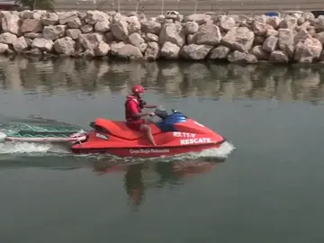 Hallan el cadáver de un varón en el mar cerca del Club Náutico de Valencia Hallan el cadáver de un varón en el mar cerca del Club Náutico de Valencia