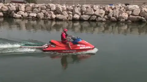 Hallan el cadáver de un varón en el mar cerca del Club Náutico de Valencia Hallan el cadáver de un varón en el mar cerca del Club Náutico de Valencia