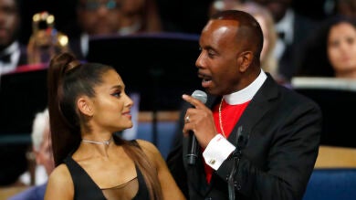 El obispo del funeral de Aretha Franklin pide disculpas a Ariana Grande 