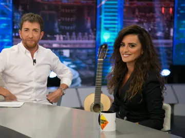 Penélope Cruz cuenta en 'El Hormiguero 3.0' cómo se siente al trabajar junto a Javier Bardem en su nueva película Penélope Cruz cuenta en 'El Hormiguero 3.0' cómo se siente al trabajar junto a Javier Bardem en su nueva película