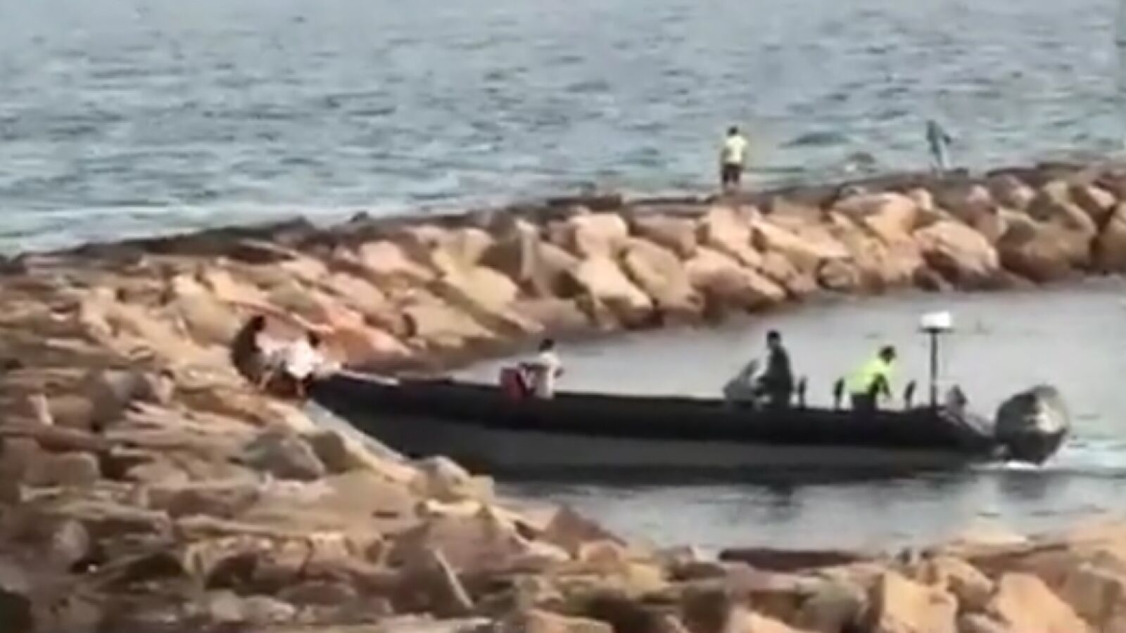 Graban el momento en el que unos narcos hacen un cambio de turno en una narcolancha en Cádiz