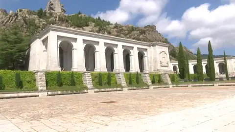 El nieto de Franco advierte al Gobierno: "No vamos a facilitar que juegue con la momia de mi abuelo" El nieto de Franco advierte al Gobierno: "No vamos a facilitar que juegue con la momia de mi abuelo"