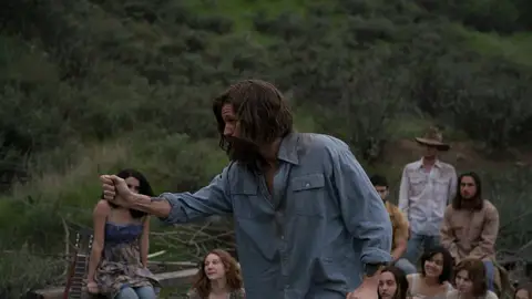 Matt Smith como Charles Manson Matt Smith como Charles Manson
