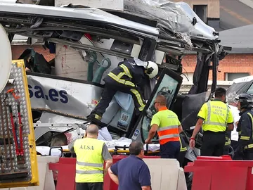 Estado en el que ha quedado el autobús de línea de la compañía Alsa tras colisionar contra un pilar de cemento Estado en el que ha quedado el autobús de línea de la compañía Alsa tras colisionar contra un pilar de cemento