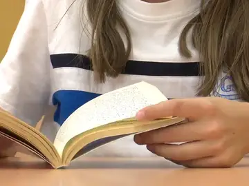 Imagen de una estudiante leyendo Imagen de una estudiante leyendo