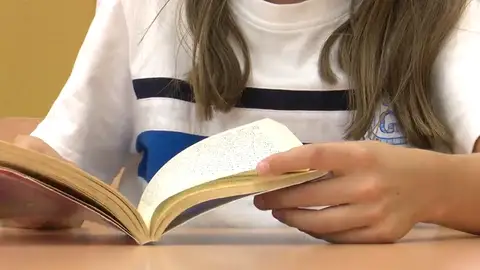 Imagen de una estudiante leyendo Imagen de una estudiante leyendo
