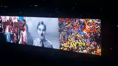 Una manifestación independentista se cuela en la gira de U2 Una manifestación independentista se cuela en la gira de U2