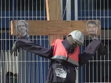 Los trabajadores de la empresa danesa Vestas acampan en la puerta de la fábrica para evitar su cierre Los trabajadores de la empresa danesa Vestas acampan en la puerta de la fábrica para evitar su cierre