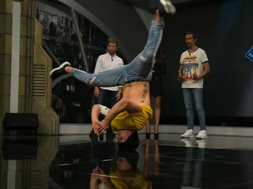 Marron sorprende a Penélope Cruz con una increíble actuación de "breakdance" Marron sorprende a Penélope Cruz con una increíble actuación de "breakdance"