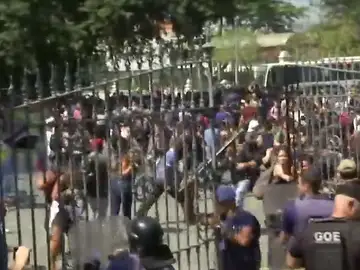 Incidentes entre manifestantes y agentes de la Policía a la entrada del Museo Nacional quemado en Río de Janeiro Incidentes entre manifestantes y agentes de la Policía a la entrada del Museo Nacional quemado en Río de Janeiro