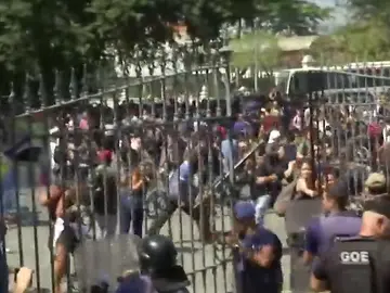 Incidentes entre manifestantes y agentes de la Policía a la entrada del Museo Nacional quemado en Río de Janeiro Incidentes entre manifestantes y agentes de la Policía a la entrada del Museo Nacional quemado en Río de Janeiro