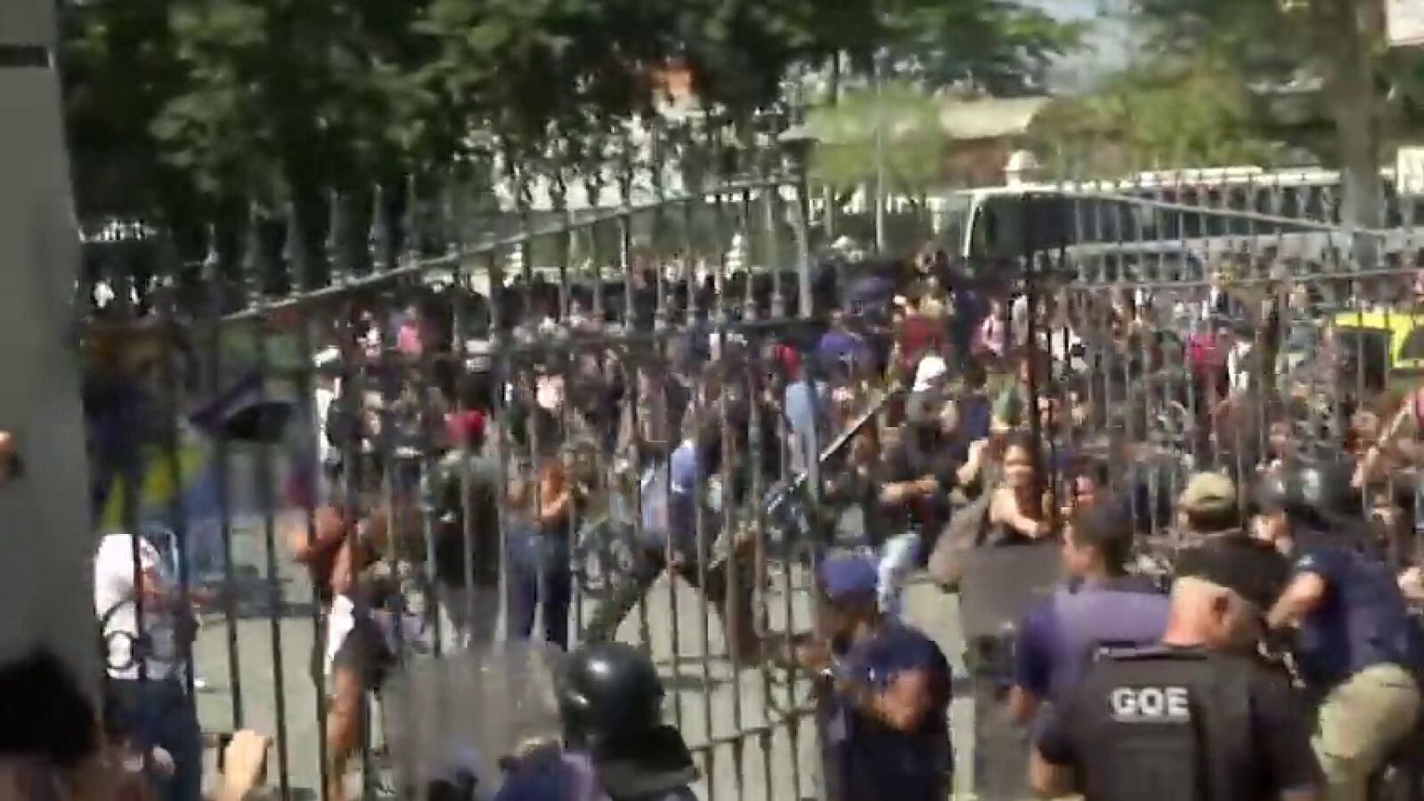 Incidentes entre manifestantes y agentes de la Policía a la entrada del Museo Nacional quemado en Río de Janeiro 
