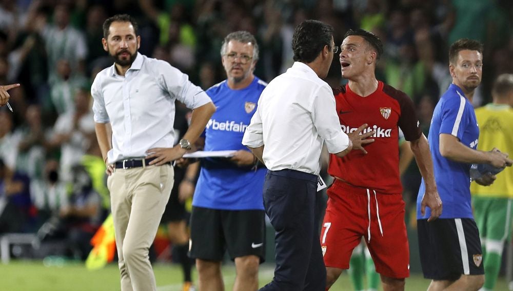 Roque Mesa se marcha expulsado del derbi contra el Betis