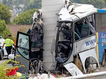 Estado en el que ha quedado el autobús de línea de la compañía Alsa Estado en el que ha quedado el autobús de línea de la compañía Alsa