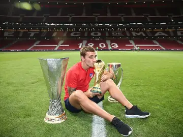 Griezmann posa con sus títulos conquistados recientemente Griezmann posa con sus títulos conquistados recientemente