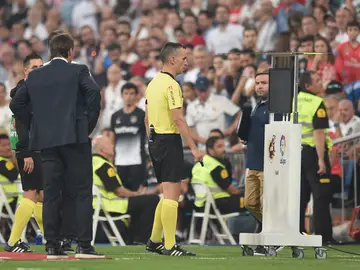 Jaime Latre se acerca al monitor del VAR durante el Real Madrid - Leganés Jaime Latre se acerca al monitor del VAR durante el Real Madrid - Leganés