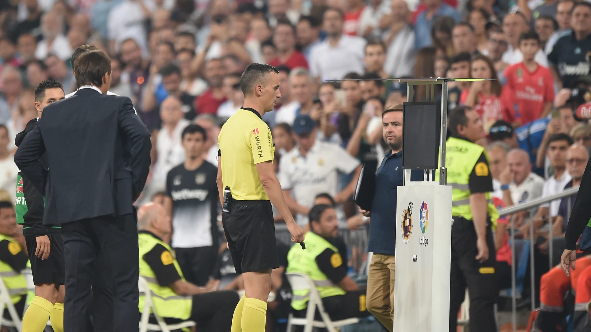 Jaime Latre se acerca al monitor del VAR durante el Real Madrid - Leganés Jaime Latre se acerca al monitor del VAR durante el Real Madrid - Leganés