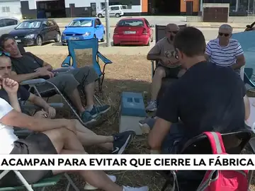 ACAMPAN PARA EVITAR QUE CIERRE LA FÁBRICA ACAMPAN PARA EVITAR QUE CIERRE LA FÁBRICA