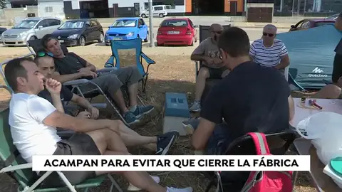 ACAMPAN PARA EVITAR QUE CIERRE LA FÁBRICA ACAMPAN PARA EVITAR QUE CIERRE LA FÁBRICA