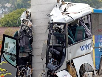 Antena 3 Noticias 2 (03-09-18) Cinco muertos y seis heridos graves en un accidente de autobús en Avilés