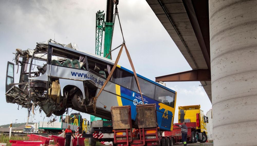Una grúa retira los restos del autobús de la compañía Alsa que ayer se empotró contra una pilastra de hormigón
