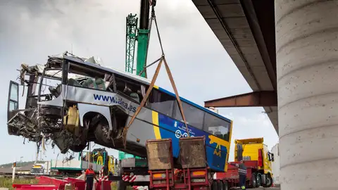 Una grúa retira los restos del autobús de la compañía Alsa que ayer se empotró contra una pilastra de hormigón Una grúa retira los restos del autobús de la compañía Alsa que ayer se empotró contra una pilastra de hormigón
