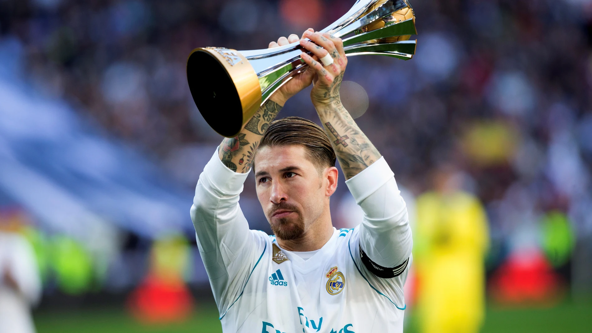 Sergio Ramos alza el trofeo del Mundial de Clubes Sergio Ramos alza el trofeo del Mundial de Clubes