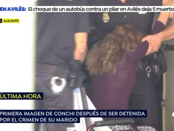 EXCLUSIVA: Las imágenes en las que la 'viuda negra' de Alicante finge su minusvalía durante el registro policial de su caravana