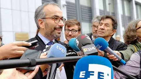 El abogado del juez Llarena, Hackim Boularbah contesta a las preguntas de los periodistas El abogado del juez Llarena, Hackim Boularbah contesta a las preguntas de los periodistas