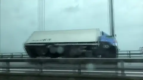 Al menos seis muertos por el tifón Jebi en Japón Al menos seis muertos por el tifón Jebi en Japón