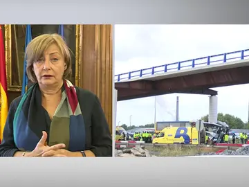 La alcaldesa de Avilés: "El conductor sigue en la UCU y, de momento, no hemos podido hablar con él" La alcaldesa de Avilés: "El conductor sigue en la UCU y, de momento, no hemos podido hablar con él"