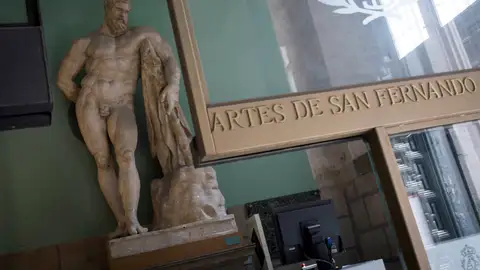 Vista de la escultura 'Hércules Farnese' dañada por las vibraciones de los trabajos realizados Vista de la escultura 'Hércules Farnese' dañada por las vibraciones de los trabajos realizados