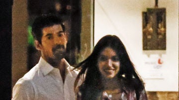 Miguel Ángel Muñoz y Ana Guerra a la salida del restaurante