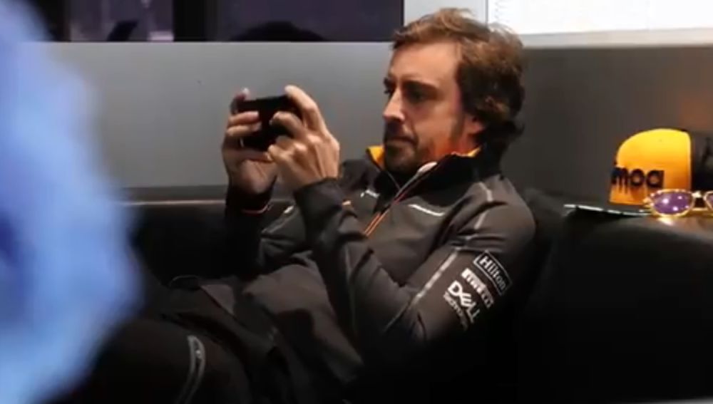 Fernando Alonso con el móvil