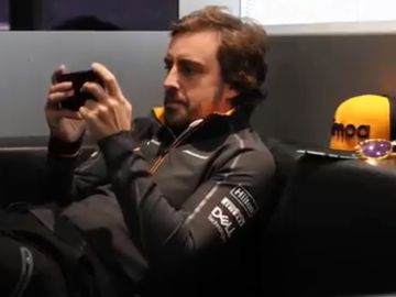 Fernando Alonso con el móvil