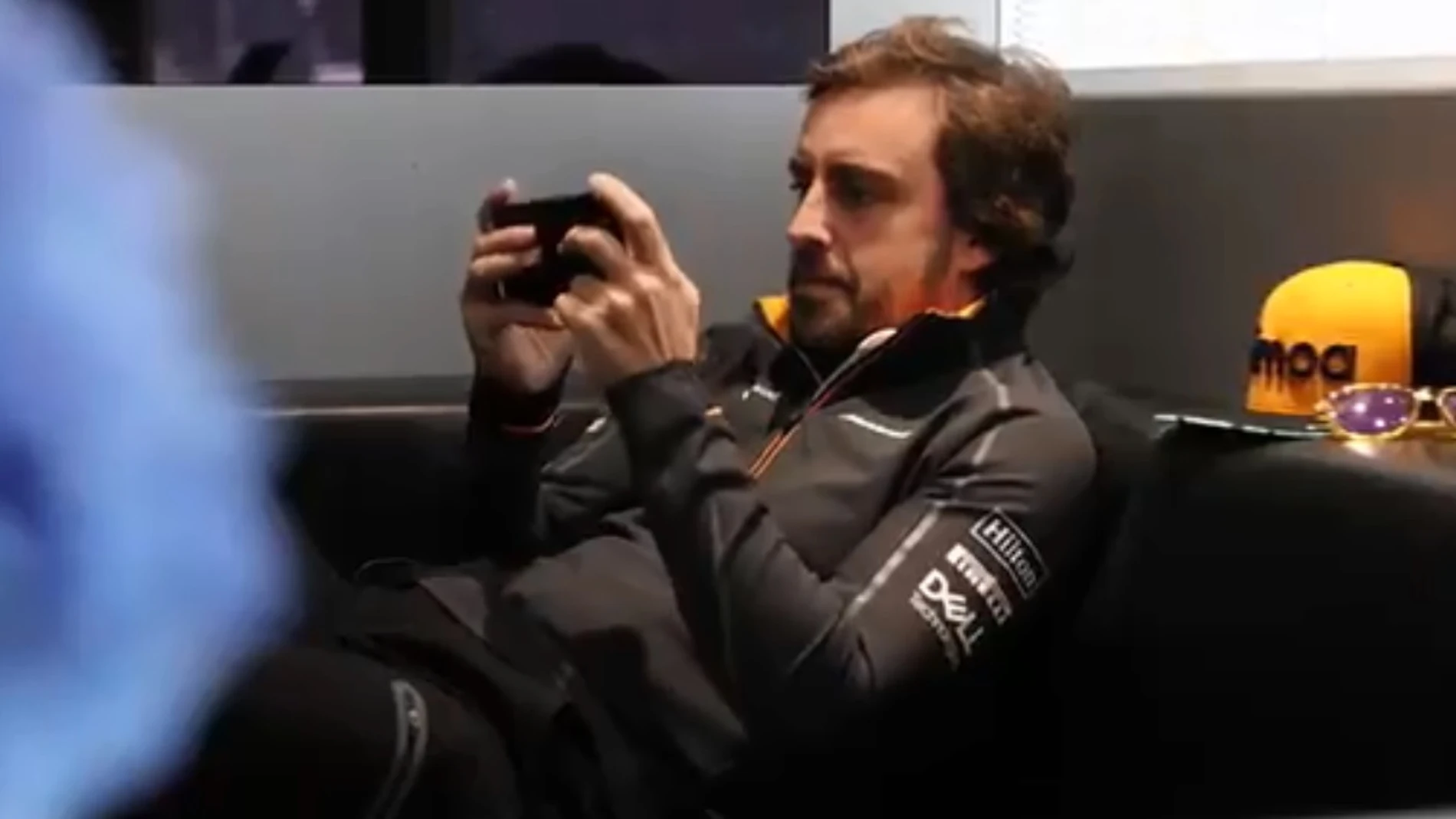 Fernando Alonso con el móvil