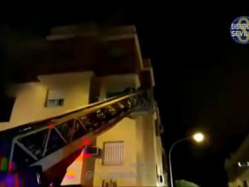 Los bomberos rescatan a una madre y a su hijo dentro de su vivienda incendiada