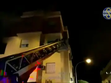 Los bomberos rescatan a una madre y a su hijo dentro de su vivienda incendiada Los bomberos rescatan a una madre y a su hijo dentro de su vivienda incendiada