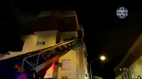 Los bomberos rescatan a una madre y a su hijo dentro de su vivienda incendiada Los bomberos rescatan a una madre y a su hijo dentro de su vivienda incendiada