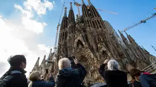 Turistas haciendo fotos a la Sagrada Familia (Barcelona) Turistas haciendo fotos a la Sagrada Familia (Barcelona)