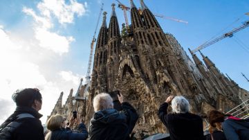 Turistas haciendo fotos a la Sagrada Familia (Barcelona)