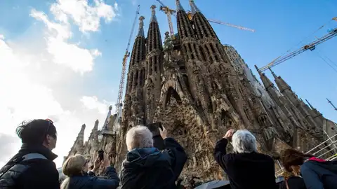Turistas haciendo fotos a la Sagrada Familia (Barcelona) Turistas haciendo fotos a la Sagrada Familia (Barcelona)