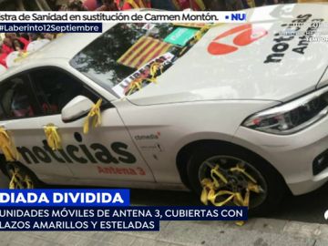 Así dejaron los nacionalistas una unidad móvil de Antena 3 durante los actos de la Diada: lazos amarillos y mensajes independentistas