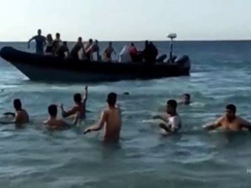 Decenas de inmigrantes llegan en narcolanchas a la costa de Cádiz