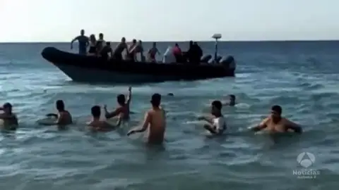 Decenas de inmigrantes llegan en narcolanchas a la costa de Cádiz Decenas de inmigrantes llegan en narcolanchas a la costa de Cádiz