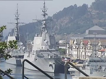 Barco militar anclado en el puerto