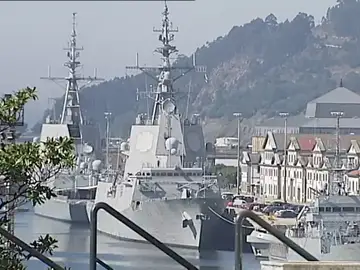 Barco militar anclado en el puerto Barco militar anclado en el puerto