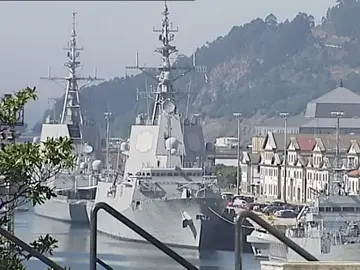 Barco militar anclado en el puerto Barco militar anclado en el puerto