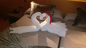 Figura de un cisne con toallas enroscadas Figura de un cisne con toallas enroscadas