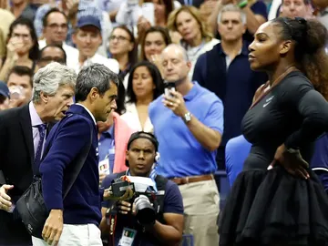 Carlos Ramos y Serena Williams, durante la final del US Open Carlos Ramos y Serena Williams, durante la final del US Open